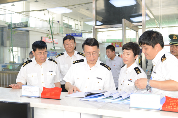 图为:孙毅彪调研延吉海关基层党支部建设情况 孙磊/摄