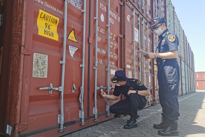 图为:关员正在铁路中心站进行集装箱铅封验核工作 刘慧/摄日前,在天津