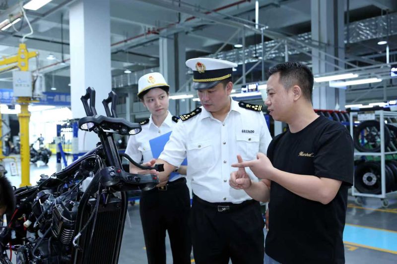 图为：江门海关关员到摩托车企业进行实地监管。高瑞莲 摄