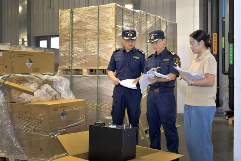 图为：江门海关所属外海海关关员到辖区锂电池出口企业开展普法。李保华 摄