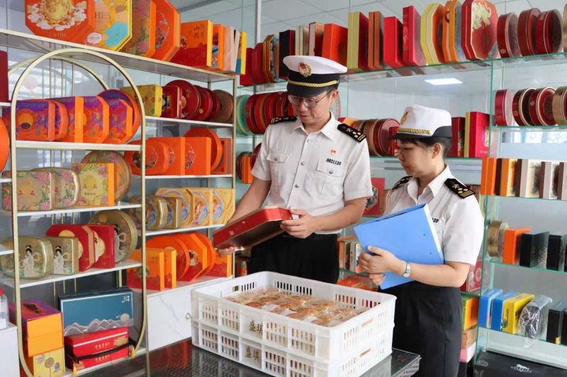 图为：江门海关所属高沙海关关员实地监管出口月饼。梁诗韵 摄