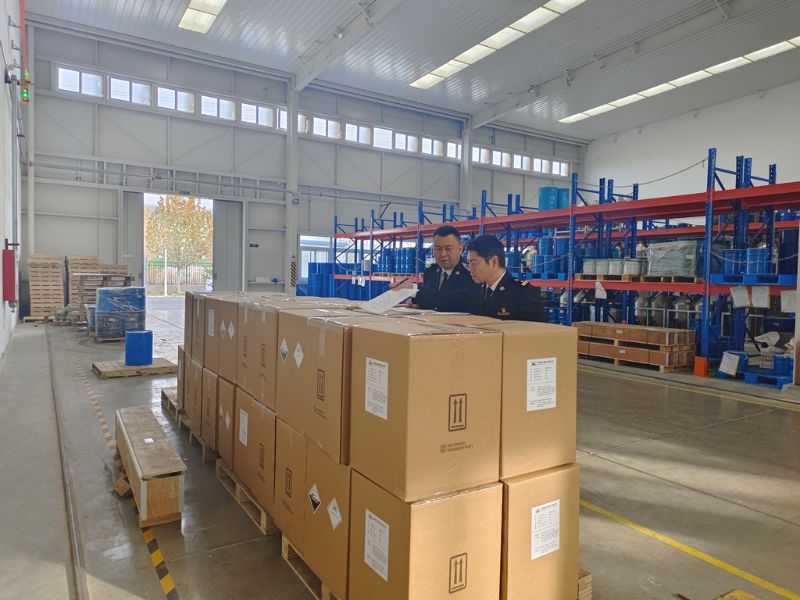 廊坊海关关员对出口稀土产品进行现场查验-20231122-崔婷婷摄