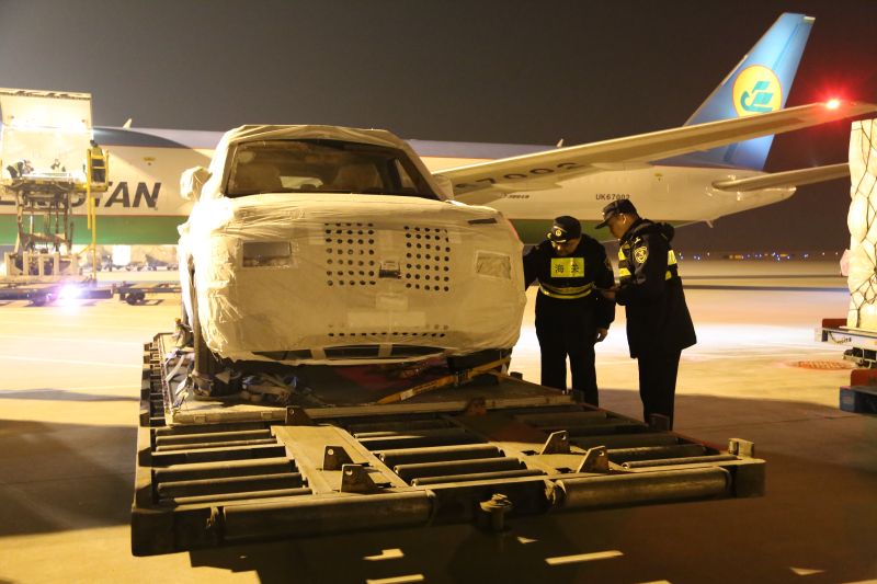 石家庄机场海关以机坪直装方式保障航空口岸首次出口新能源汽车