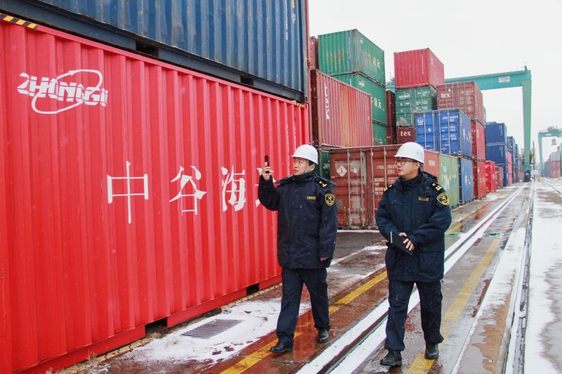 黄骅港海关关员应对雨雪天气实地巡查监管作业场所视频监控等监管设施运行情况