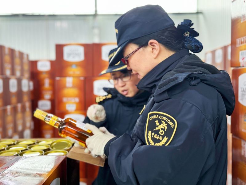 沧州海关关员对进口的威士忌进行查检