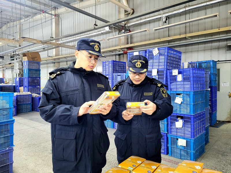 北戴河海关关员在盘核秦皇岛综保区内企业成品库存情况