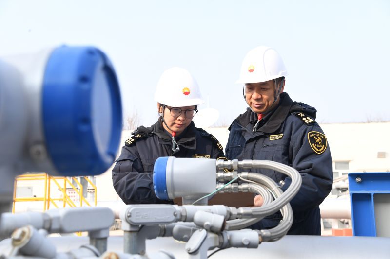 沧州海关关员对保税航煤输送管线进行安全排查