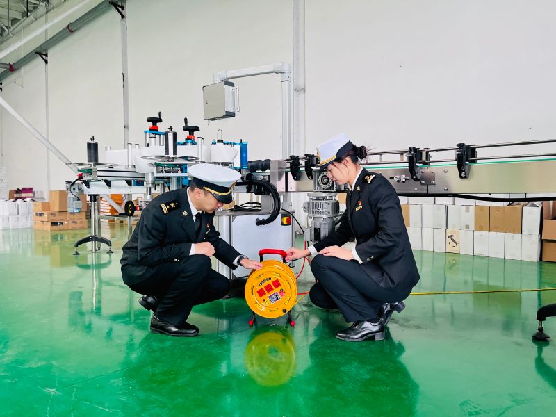 邯郸海关关员在武安保税物流中心检查设备安全
