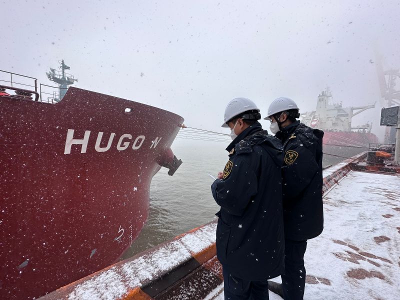 曹妃甸海关关员冒雪查看船舶水尺