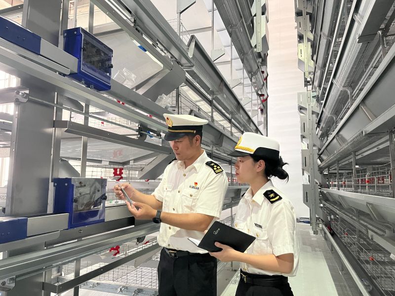 正定海关关员在石家庄综合保税区验收生产车间及设备设施