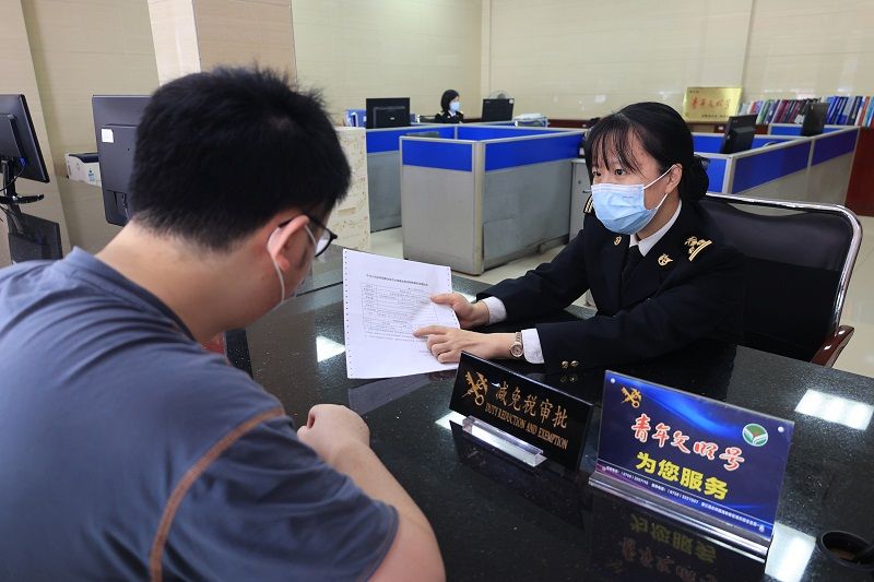 图为:关员为海油企业办理通关手续日前,湛江海关所属海东新区海关办理